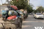 Những xe rác ngổn ngang trên phố. Ảnh: Quang Hùng