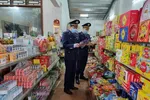 Lực lượng Quản lý thị trường tỉnh Thái Nguyên kiểm tra hàng hóa phục vụ người dân trên địa bàn. (Ảnh: PV/Vietnam+)