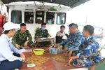Bộ đội Biên phòng và cán bộ kiểm ngư tuyên truyền đến ngư dân không khai thác hải sản vùng biển nước ngoài.