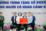 Phó Tổng giám đốc Agribank Nguyễn Thị Phượng trao tặng tài trợ 1.451 sổ BHXH và 8.497 thẻ BHYT với tổng trị giá 5 tỷ đồng.
