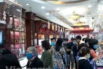 Khách hàng giao dịch vàng tại thị trường Hà Nội. (Ảnh: PV/Vietnam+)