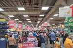 Lượng người mua sắm trong các siêu thị đã tăng vọt so với đầu tuần. Ảnh minh họa.