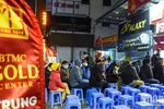 Xếp hàng từ tờ mờ sáng đợi mua vàng trong ngày vía Thần Tài đầu năm