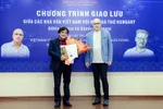 Nhà thơ Attila F Balázs – Chủ tịch Hội Văn học nghệ thuật Danube trao giải thưởng cho nhà thơ Phan Hoàng 