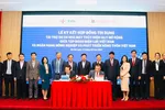 Đại diện lãnh đạo EVN và Agribank chứng kiến lễ ký kết