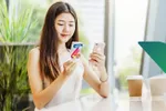 Các bạn trẻ hào hứng trải nghiệm thẻ tín dụng Z Card