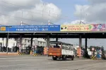Các phương tiện lưu thông thông suốt qua trạm thu phí T1, phường Tam Phước, thành phố Biên Hòa (Đồng Nai) trên Quốc lộ 51 khi tạm dừng thu phí. (Ảnh: TTXVN phát)