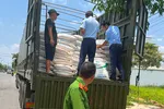 Lực lượng Quản lý thị trường tỉnh Sóc Trăng kiểm tra xe rơ moóc kéo chở theo gần 80 tấn đường không rõ nguồn gốc - TUẤN QUANG