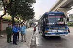 Lực lượng chức năng kiểm tra xe khách trên đường Quang Trung, quận Hà Đông, Hà Nội. 