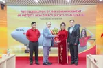 Vietjet President & Chairwoman Nguyen Thi Phuong Thao, CEO Dinh Viet Phuong welcomed Minister Farrell (the second from the left) and Australia’s Ambassador to Vietnam Andrew Goledzinowski (on the far right).