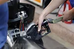 Mua bán xăng tại một điểm kinh doanh xăng, dầu. (Ảnh: Trần Việt/TTXVN)