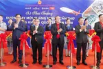 Chủ tịch UBND TP. Cần Thơ Trần Việt Trường (thứ 3 từ trái sang), ông Cao Tường Huy, Quyền Chủ tịch UBND tỉnh Quảng Ninh (thứ 2 từ phải sang), Phó Tổng giám đốc Vietjet Đỗ Xuân Quang (thứ ba từ phải sang) thực hiện nghi thức khai trương đường bay đầu tiên kết nối Cần Thơ và Quảng Ninh