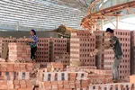 Sản xuất vật liệu xây dựng. (Nguồn: TTXVN)