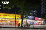 Cả một góc đường ở Hà Nội toàn là cửa hàng bán bánh Trung thu nhưng vắng khách