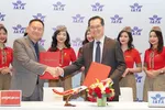Ông Philip Goh - Phó Chủ tịch IATA khu vực Châu Á - Thái Bình Dương và Phó Tổng giám đốc Vietjet, Chủ tịch Học viện Hàng không Vietjet, ông Lương Thế Phúc (trái) ký kết hợp tác đưa Học viện Hàng không Vietjet tham gia mạng lưới đào tạo quốc tế của IATA