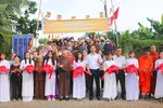 Các đại biểu và đông đảo người dân vui mừng cắt băng khánh thành cầu tại xã Thuận Hưng