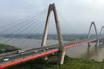 Cầu Nhật Tân - một trong 7 cây cầu huyết mạch của Thủ đô tạo nên một tuyến cao tốc nội đô hiện đại, rút ngắn thời gian di chuyển từ cảng hàng không quốc tế Nội Bài tới trung tâm Hà Nội. Ảnh: Tiền Phong