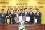 Ông Đỗ Quang Hiển, Chủ tịch UBCL Tập đoàn T&T Group (bên trái) và ông Bin Dae-in, Chủ tịch HĐQT kiêm TGĐ Tập đoàn Tài chính BNK (bên phải) trao thỏa thuận hợp tác với sự chứng kiến của đại diện lãnh đạo hai Tập đoàn.