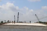 Thi công cầu Rạch Miễu 2, phía bờ tỉnh Bến Tre. (Ảnh: Công Trí/TTXVN)
