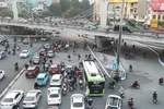 Phương tiện lưu thông qua nút giao Ngã Tư Sở, thành phố Hà Nội. (Ảnh: PV/Vietnam+)