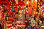 Hà Nội: Phố Hàng Mã rực rỡ đón Tết Giáp Thìn 2024
