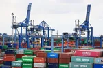 Kho bãi chứa container tại Cảng Cát Lái. (Ảnh: Hồng Đạt/TTXVN)