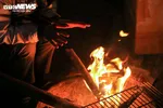 Nhiệt độ Hà Nội còn 8 độ C, người lao động đốt lửa xuyên đêm chống rét