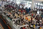 Ngày 28 Tết Nguyên đán Giáp Thìn 2024, lượng khách đi lại hàng không tại Sân bay Nội Bài và Tân Sơn Nhất đều tăng rất cao. (Ảnh: PV/Vietnam+)