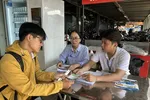 Người lao động tìm việc tại quầy tuyển dụng của Trung tâm Dịch vụ Việc làm Thành phố Hồ Chí Minh ở Bến xe An Sương. (Ảnh: Thanh Vũ-TTXVN)
