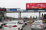 Phương tiện lưu thông qua trạm thu với ôtô ra vào sân đỗ tại Cảng Hàng không Quốc tế Nội Bài. (Ảnh: Việt Hùng/Vietnam+)