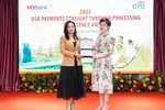 Bà Trần Thu Hương- Giám đốc Khối Vận hành HDBank- đại diện HDBank nhận giải từ đại diện Citibank