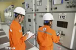 Công nhân điện lực kiểm tra chỉ số côngtơ. (Nguồn: TTXVN)