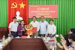 Ông Võ Văn Chiêu (giữa) nhận nhiệm vụ Phó Trưởng Ban Nội chính Tỉnh ủy Sóc Trăng.