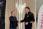 Ông Jean-Christophe Mercier, Phó Tổng Giám đốc phụ trách Hậu mãi VinFast châu Âu (bên phải) và ông Alain Flipo, Tổng Giám đốc Mobivia (bên trái) tại buổi lễ ký kết thỏa thuận tại Paris, Pháp.