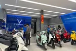 Lượng khách tìm hiểu xe máy điện tăng cao sau khi VinFast công bố gói thuê pin mới.