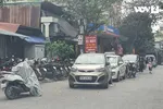 Không có chỗ gửi, ô tô đỗ ngay dưới lòng đường, cản trở các phương tiện lưu thông