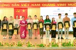 TS Thạch Thị Dân, phó Hiệu trưởng Trường đại học Trà Vinh trao quà cho lưu học sinh Campuchia và Lào học tập tại nhà trường