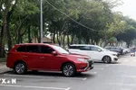 Đỗ xe ôtô dưới lòng đường ở Thành phố Hồ Chí Minh. (Nguồn: TTXVN)