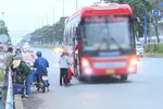 Xe khách đón khách không đúng nơi quy định. Ảnh tư liệu.