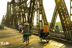 Cầu Long Biên cổ kính dường như cũng trở nên mộng mơ dưới những tia nắng vàng óng. (Ảnh: Khánh Hòa/TTXVN)