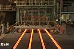 Thép sau khi được nấu chảy tạo ra phôi. (Ảnh: Tuấn Anh/TTXVN)