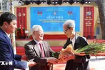 Tổng Bí thư Nguyễn Phú Trọng, cựu học sinh Trường THPT Nguyễn Gia Thiều, tặng hoa chúc mừng nhà giáo Lê Đức Giảng, nguyên Bí thư Chi bộ, Giáo viên chủ nhiệm lớp 10B Trường Nguyễn Gia Thiều gần 60 năm về trước. (Ảnh: Trí Dũng/TTXVN)