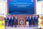 Ban Lãnh đạo GELEX Electric thực hiện nghi thức đánh chiêng chào mừng ngày giao dịch đầu tiên cổ phiếu GEE trên HoSE.
