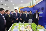 Thủ tướng Chính phủ thăm quan khu vực triển lãm của Việt Nam SuperPort™