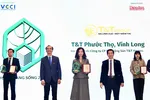 Bà Trần Thị Minh Thúy – Tổng Giám đốc T&T Homes (chính giữa) lên nhận giải Dự án đáng sống 2024 cho dự án Khu dân cư Phước Thọ (Vĩnh Long).