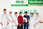 Vợ chồng chị M. và đội ngũ y, bác sĩ vui mừng đón bé gái khoẻ mạnh chào đời