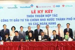 Lễ ký kết thỏa thuận hợp tác giữa HFIC và các ngân hàng, nhằm tăng cường huy động nguồn vốn cho các dự án phát triển hạ tầng trọng điểm của Thành phố Hồ Chí Minh. (Ảnh: Hứa Chung/TTXVN)
