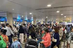 Hành khách xếp hàng kín Sân bay Tân Sơn Nhất trong ngày 23 Tháng Chạp
