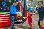 Ông Lê Văn Hòa, Chủ tịch LĐLĐ tỉnh trao quà cho NLĐ trước khi lên chuyến xe công đoàn để bắt đầu hành trình về quê sum họp cùng gia đình. Ảnh: M.K.