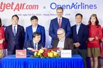 Phó Tổng giám đốc Vietjet Nguyễn Đức Thịnh (trái) và CEO OpenAirlines Alexandre Feray (phải) ký kết thoả thuận chiến lược triển khai ứng dụng SkyBreathe® tối ưu nhiên liệu bay, giảm xả thải CO2